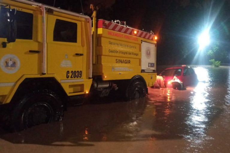 10641-intenso-trabajo-de-seguridad-para-asistir-a-damnificados-por-inclemencias-climaticas