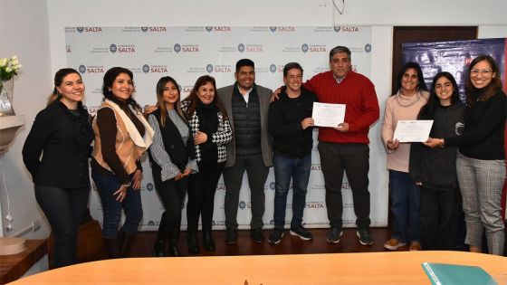 95839-el-ministro-mimessi-entrego-certificaciones-a-las-dos-primeras-familias-solidarias-de-salta-capital