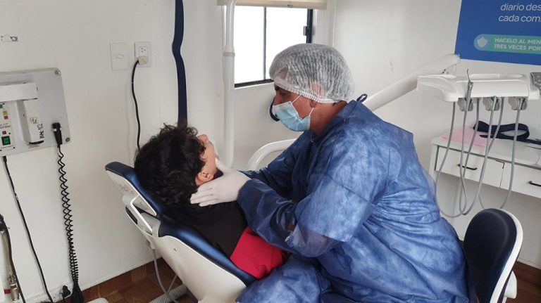 movil-en-la-playa-de-estacionamiento-8-1-1024x575