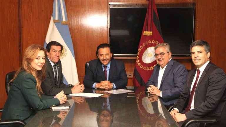 13437-reunion-de-funcionarios