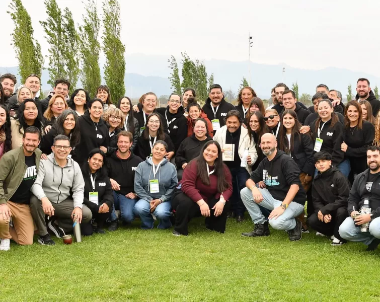24853-el-gobernador-junto-a-lideres-politicos